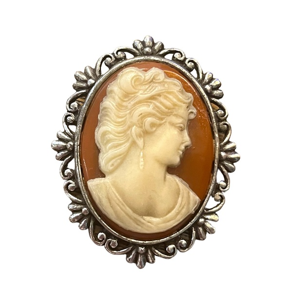 cameo Jewelry - Vintage silver finish lg resin cameo brooch ornate design